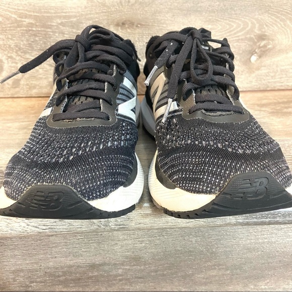 New Balance Women’s 860v10 Black and White Running Shoes - Picture 3 of 8